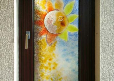 Kleines Fenster aus Schmelzglas mit Sonnen-Motiv