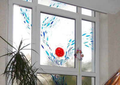 Mehrteiliges Fenster aus Schmelzglas mit farbigem Motiv