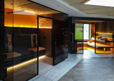 Sauna Glasfront mit Glastür aus getöntem Glas