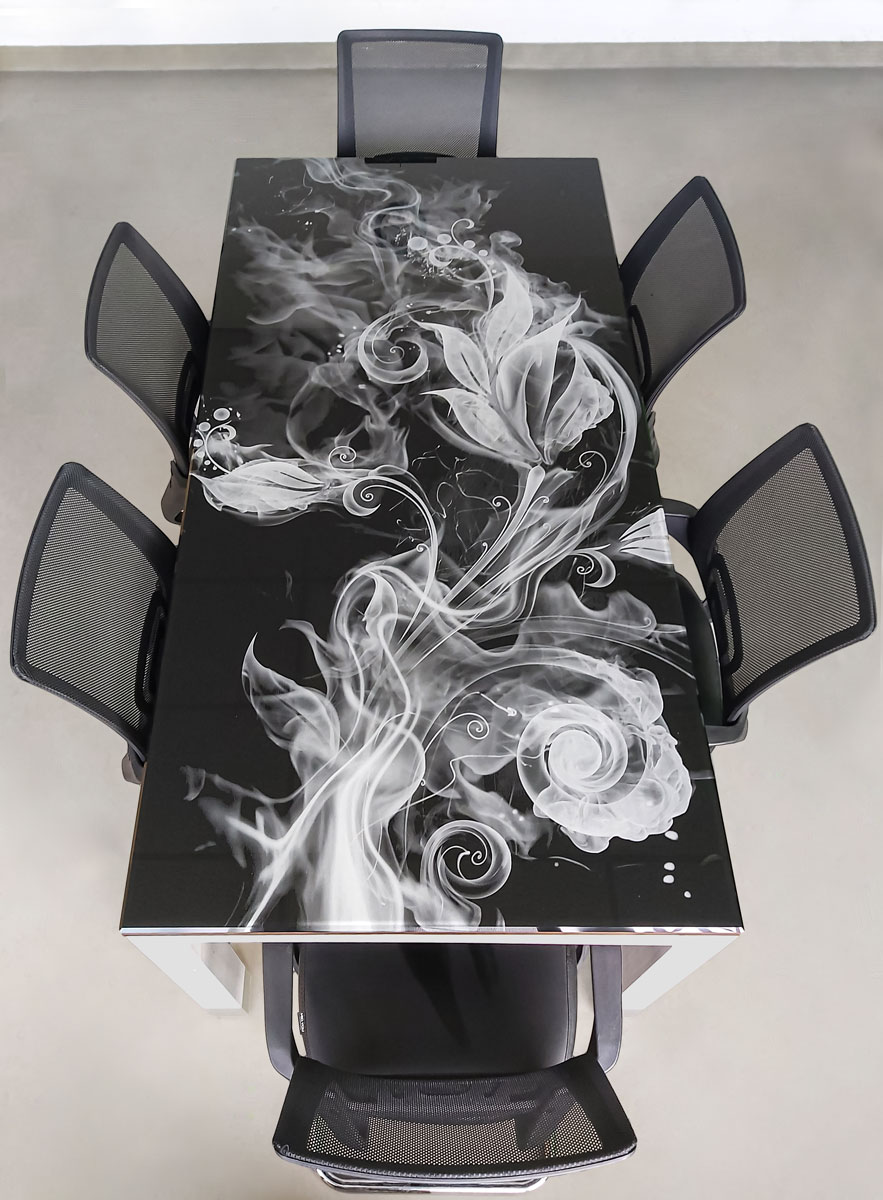 Glastisch mit Motiv als Lasergraur mit schwarz lackierter Rückseite