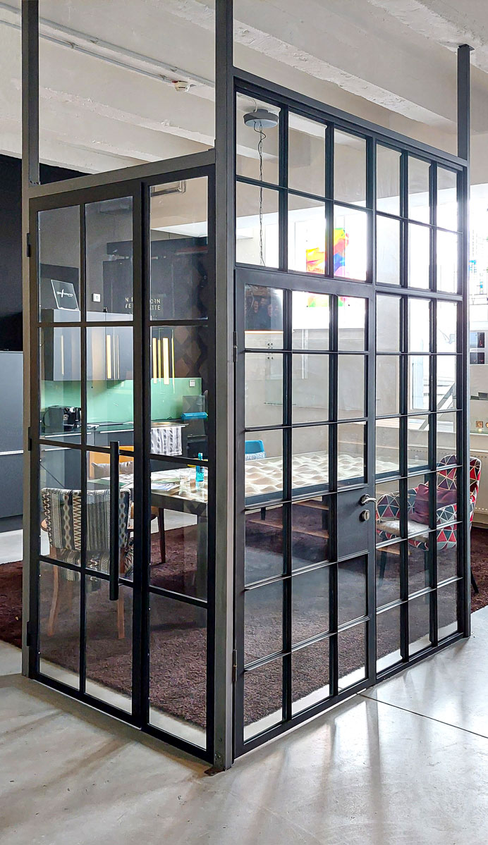 Ganzglasanlage mit Türen und Oberlicht im Industrialdesign