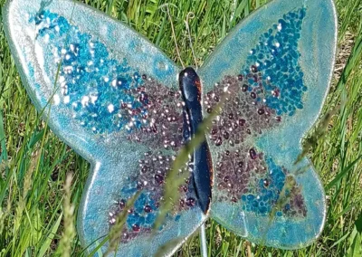 Gartenstecker aus Schmelzglas Motiv Kristallschwinge