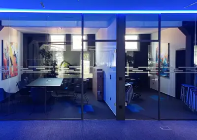 Glas-Trennwand für Büro aus Schallschutz-Glas mit LED-Beleuchtung