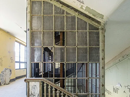 vorher titel Fahrstuhlverglasung mit gebrochenen Gläsern